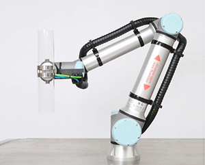 Tidying up cables with triflex on a Universal Robot