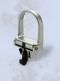 Pull latch handle secures 19in racks