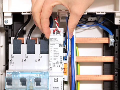 Surge protection for the busbar with integrated voltage pick-off