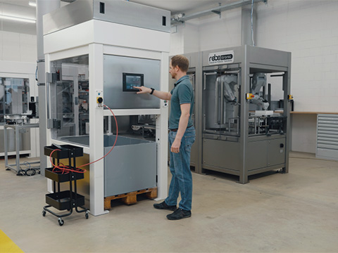Low-footprint robotic cell for pharma production