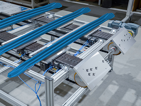 Conveying car parts efficiently in a robot cell