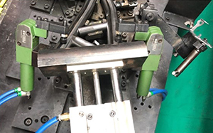 Pneumatic clamps for automation and robotics