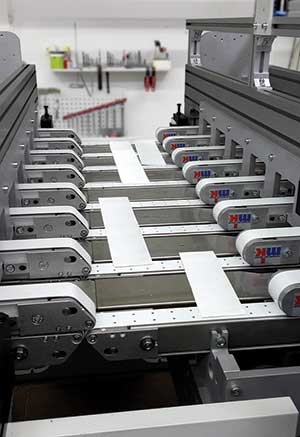 Vacuum conveyor for non-woven strips