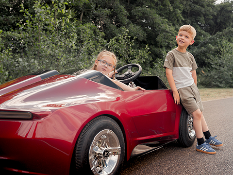 The electric car giving driving lessons to children under 10