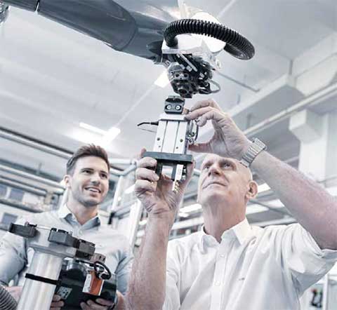 Robot tool changer and EOAT solutions increase flexibility and productivity