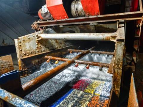Pre-assembled bearings save money at vibrating screen manufacturer