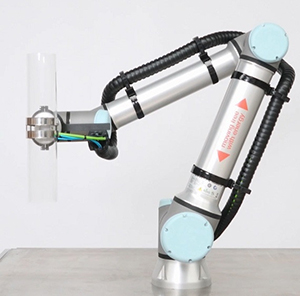Tidying up cables with triflex on a universal robot