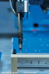 Blind rivet feeding unit used for setting sealing plugs