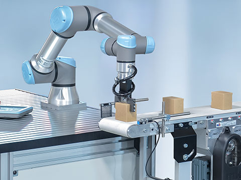 Belt conveyors controllable by UR cobots